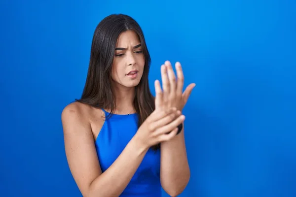 Hispanic Woman Standing Blue Background Suffering Pain Hands Fingers Arthritis — Fotografia de Stock