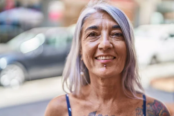 Mujer Pelo Gris Mediana Edad Sonriendo Confiada Pie Calle —  Fotos de Stock