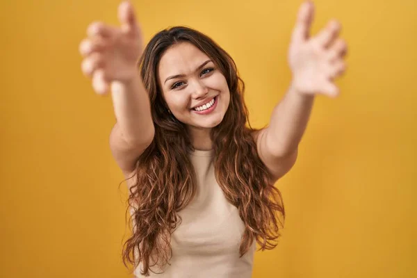 Young Hispanic Woman Standing Yellow Background Looking Camera Smiling Open — Fotografia de Stock