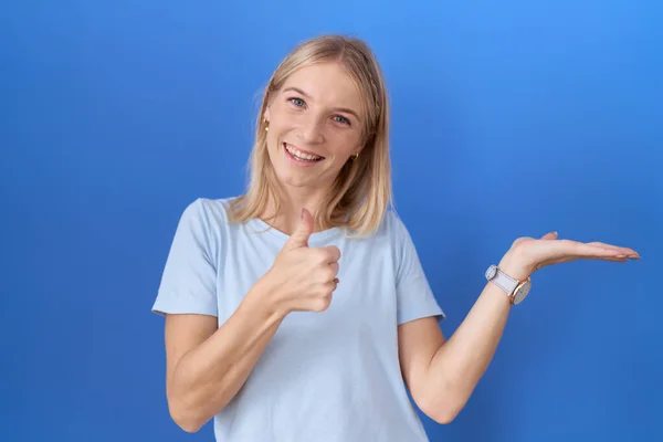 Młoda Kaukaska Kobieta Ubrana Luźną Niebieską Koszulę Pokazuje Dłoń Robi — Zdjęcie stockowe