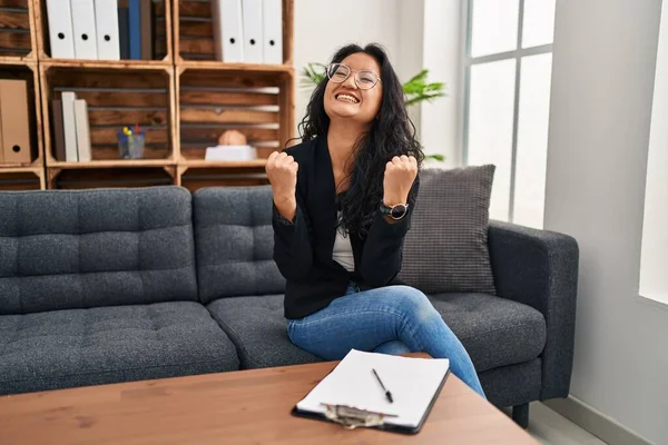 Mujer Asiática Joven Oficina Consulta Muy Feliz Emocionado Haciendo Gesto —  Fotos de Stock