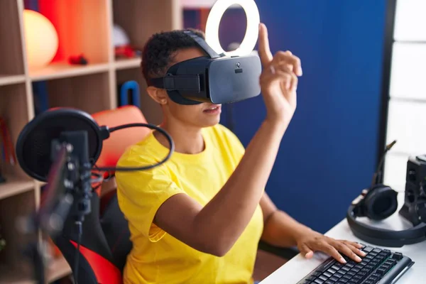 Afrikai Amerikai Streamer Videojáték Segítségével Virtuális Valóság Szemüveg Játékteremben — Stock Fotó