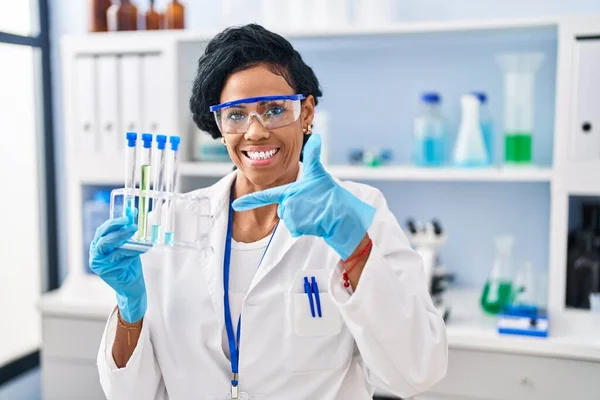 Mujer Hispana Mediana Edad Trabajando Laboratorio Científico Sonriendo Feliz Señalando —  Fotos de Stock
