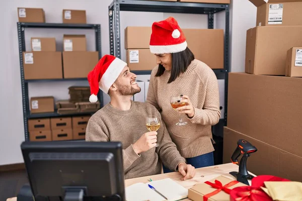 Hombre Mujer Comercio Electrónico Trabajadores Negocios Con Sombrero Navidad Tostadas —  Fotos de Stock