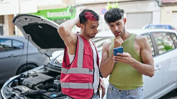 Двое Мужчин Используют Смартфон Страховкой Случай Поломки Автомобиля Улице — стоковое фото