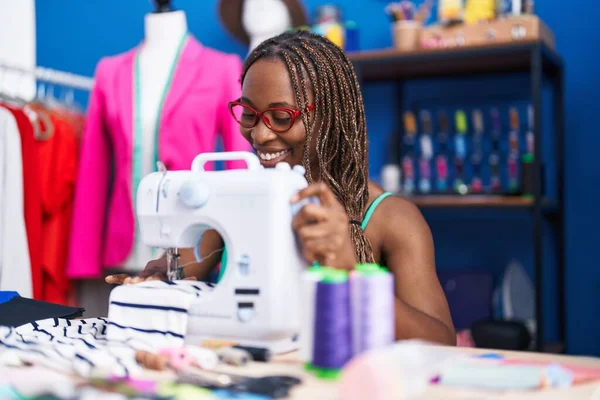 Mujer Afroamericana Sastre Sonriendo Confiado Usando Máquina Coser Atelier — Foto de Stock