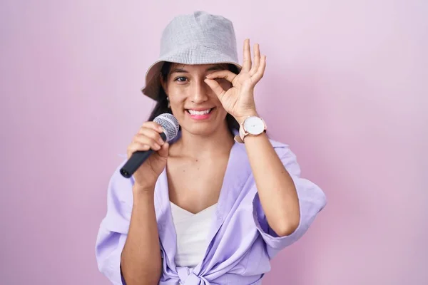 Mujer Hispana Joven Cantando Canción Usando Micrófono Sobre Fondo Rosa — Foto de Stock