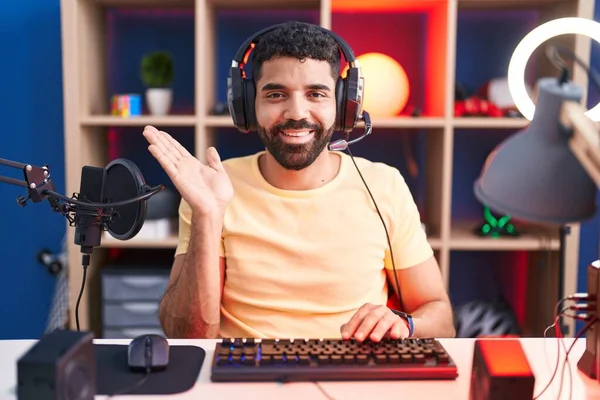 Homem Hispânico Com Barba Jogando Videogames Com Fones Ouvido Sorrindo — Fotografia de Stock