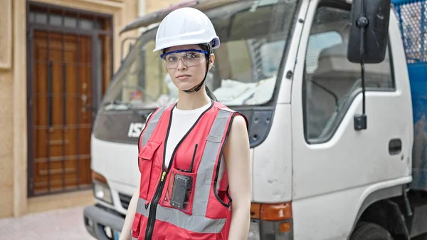Junge Schöne Hispanische Bauarbeiterin Steht Mit Ernster Miene Auf Der — Stockfoto