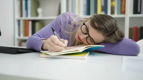 Jonge Blonde Vrouw Student Schrijven Notebook Met Hoofd Tafel Bibliotheek — Stockfoto