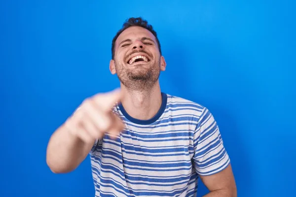 Mavi Arka Planda Dikilen Spanyol Genç Adam Sana Gülüyor Eli — Stok fotoğraf