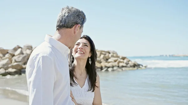 Seniorenpaar Lächelt Selbstbewusst Meer — Stockfoto