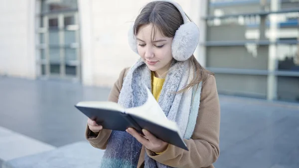 Молода Блондинка Читає Книгу Сидячи Лавці Вулиці — стокове фото