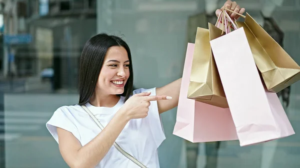 Genç Güzel Spanyol Kadın Gülümsüyor Alışverişe Gidiyor Giyim Mağazasına Çantaları — Stok fotoğraf