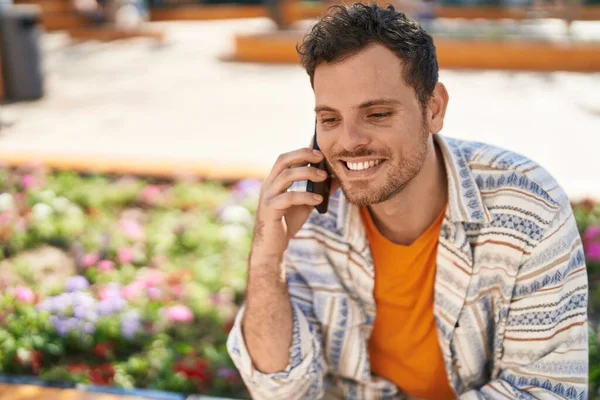 Jonge Spaanse Man Glimlacht Vol Vertrouwen Praten Smartphone Het Park — Stockfoto