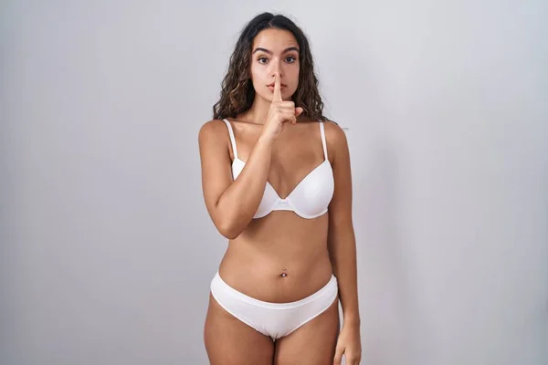 Ung Latinamerikansk Kvinna Vita Underkläder Som Ber Tystnad Med Fingret — Stockfoto