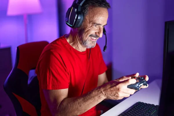 Middle Age Man Streamer Playing Video Game Using Joystick Gaming — Stock Photo, Image
