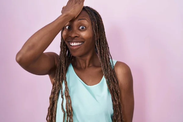 African American Woman Standing Pink Background Surprised Hand Head Mistake — Stock Photo, Image