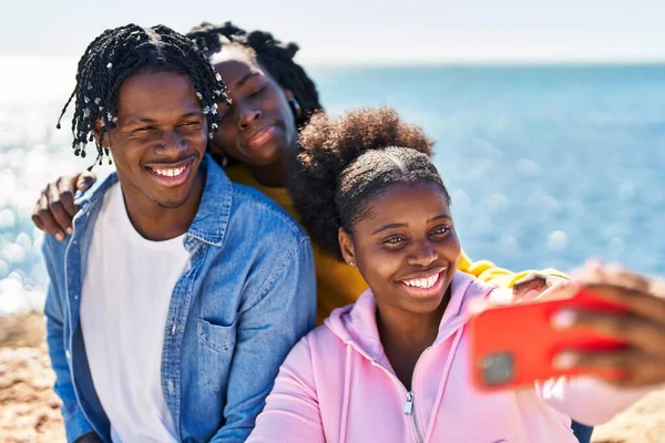 African American Friends Making Selfie Smartphone Sitting Rock Seaside — Stock Photo, Image