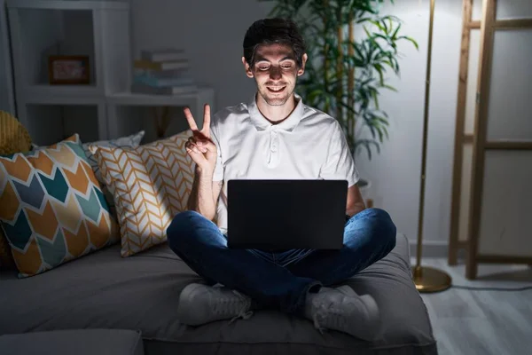 Jovem Hispânico Usando Laptop Casa Noite Sorrindo Com Rosto Feliz — Fotografia de Stock