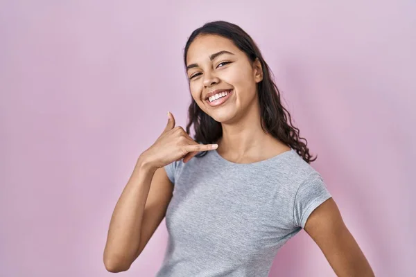 Mujer Brasileña Joven Con Camiseta Casual Sobre Fondo Rosa Sonriendo —  Fotos de Stock