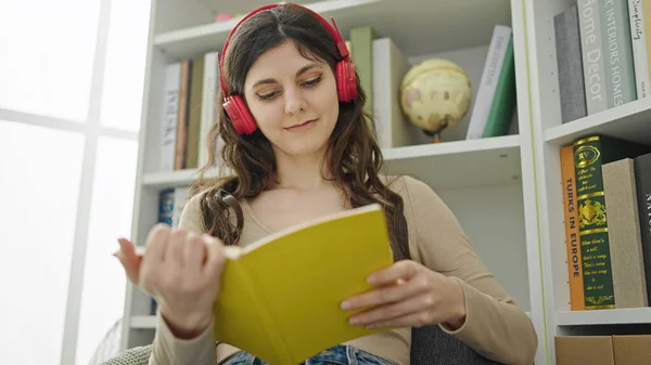 Giovane Bella Studentessa Ispanica Ascoltando Musica Libro Lettura Presso Università — Foto Stock