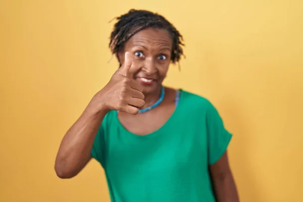 Mujer Africana Con Rastas Pie Sobre Fondo Amarillo Haciendo Felices — Foto de Stock