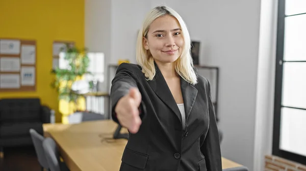 Young Beautiful Hispanic Woman Business Worker Smiling Confident Shake Hand — ストック写真