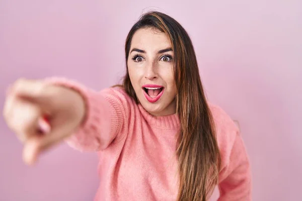 Молода Іспаномовна Жінка Стоїть Над Рожевим Тлом Вказуючи Пальцем Здивований — стокове фото