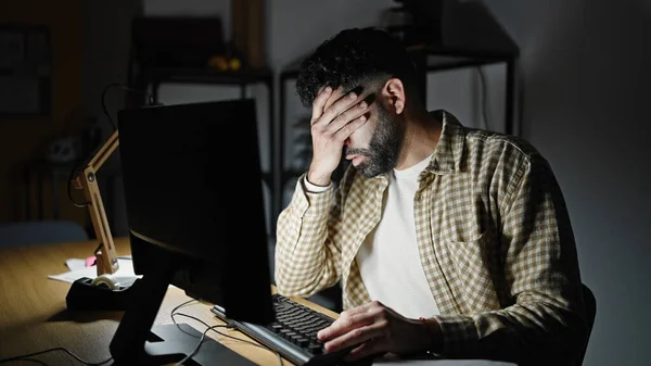 Młody Latynoski Człowiek Biznes Pracownik Pomocą Komputera Zestresowany Biurze — Zdjęcie stockowe
