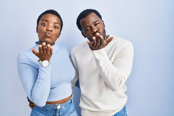 Jeune Couple Afro Américain Debout Sur Fond Bleu Regardant Caméra — Photo