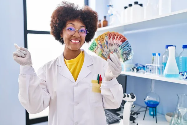 Joven Mujer Afroamericana Trabajando Laboratorio Científico Sosteniendo Dinero Sonriendo Feliz —  Fotos de Stock