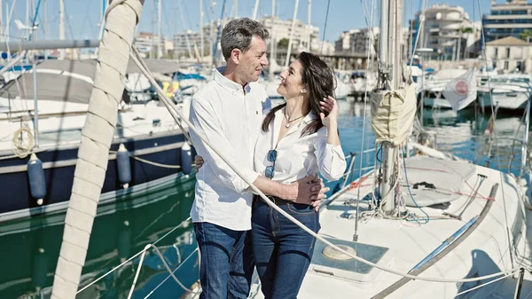 Senior Uomo Donna Coppia Sorridente Fiducioso Abbracciarsi Vicenda Barca — Foto Stock