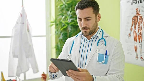 Νεαρός Ισπανός Γιατρός Που Χρησιμοποιεί Touchpad Στην Κλινική — Φωτογραφία Αρχείου