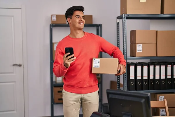 Jovem Hispânico Homem Comércio Eletrônico Trabalhador Negócios Usando Smartphone Segurando — Fotografia de Stock