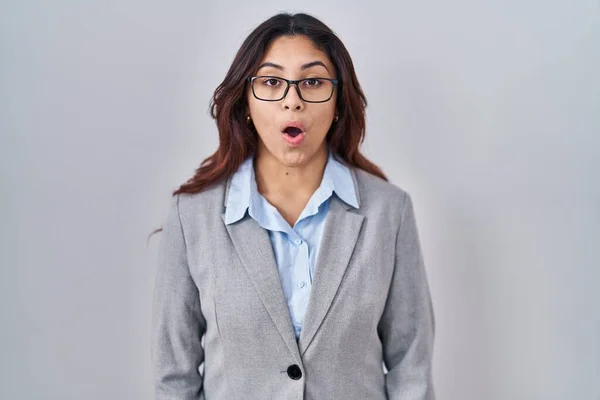 Mulher Negócios Jovem Hispânica Usando Óculos Com Medo Chocado Com — Fotografia de Stock