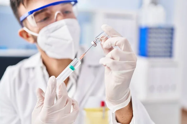 Молодий Іспаномовний Вчений Носить Медичну Маску Тримає Вакцину Лабораторії — стокове фото