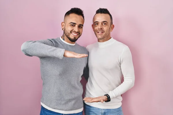 Homoszexuális Pár Áll Rózsaszín Háttér Gesztikuláló Kezek Mutatják Nagy Nagy — Stock Fotó