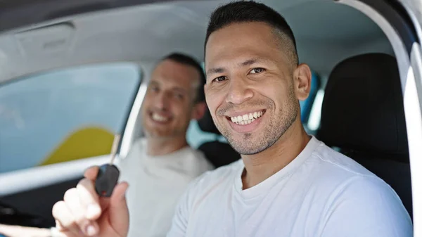 Två Män Par Ler Säker Håller Nyckeln Till Bil Gatan — Stockfoto
