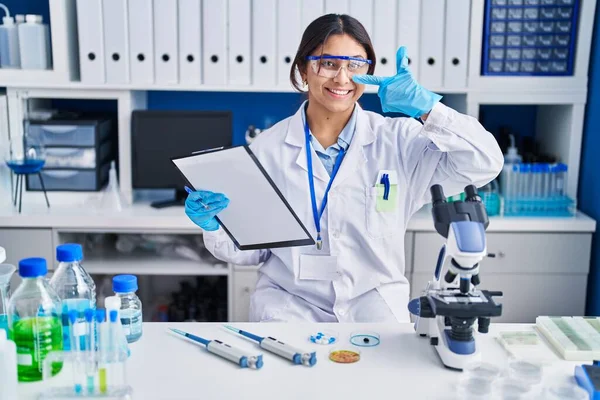 Mujer Joven Hispana Que Trabaja Laboratorio Científico Señalando Con Dedo — Foto de Stock