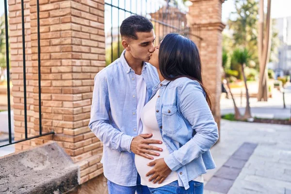 Jovem Casal Latino Esperando Bebê Tocando Barriga Beijando Rua — Fotografia de Stock