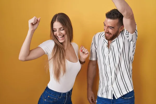 Sarı Arka Planda Dans Eden Genç Çift Mutlu Neşeli Hareketli — Stok fotoğraf