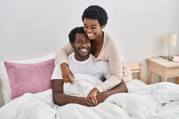 Afroamerikanisch Mann Und Frau Paar Umarmen Einander Sitzend Auf Bett — Stockfoto
