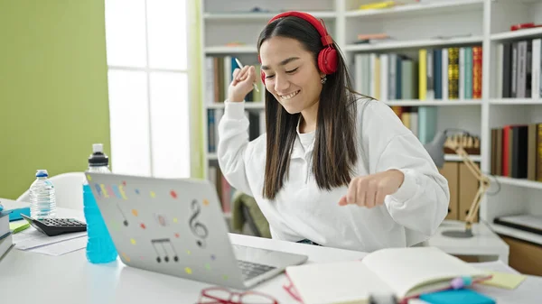 Młoda Piękna Latynoska Studentka Używająca Laptopa Słuchawek Tańczących Klasie Uniwersyteckiej — Zdjęcie stockowe