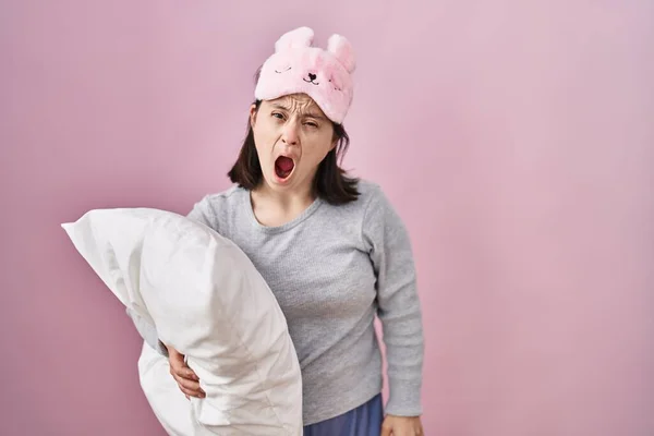 Frau Mit Syndrom Mit Schlafmaske Umarmt Kissen Schockgesicht Sieht Skeptisch — Stockfoto