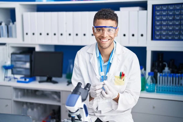 アフリカ系アメリカ人の男性科学者が実験室でサンプルを — ストック写真