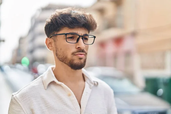 Hombre Árabe Joven Con Gafas Con Expresión Seria Calle —  Fotos de Stock