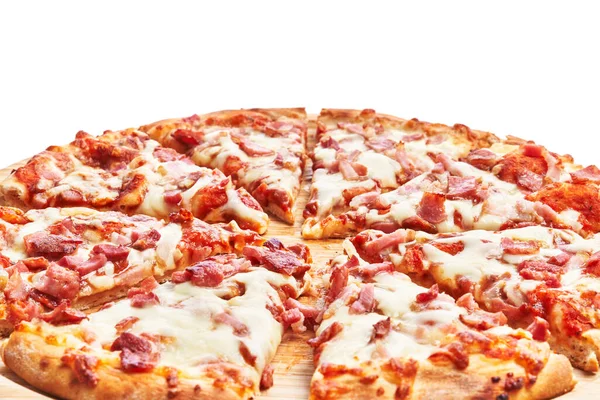 Houten Plaat Van Plakjes Spek Pizza Witte Geïsoleerde Achtergrond — Stockfoto