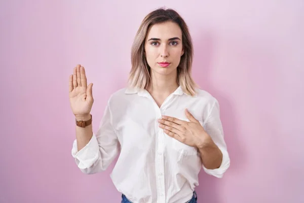 Young Beautiful Woman Standing Pink Background Swearing Hand Chest Open — Stock Photo, Image