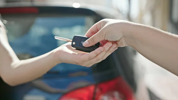 Young Blonde Woman Receiving Key New Car Street — Stock Photo, Image